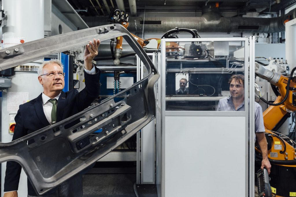 Prof. Dr. Lothar Kallien (links) im Gießereilabor / Fotonachweis: © Hochschule Aalen/ Sven Döring