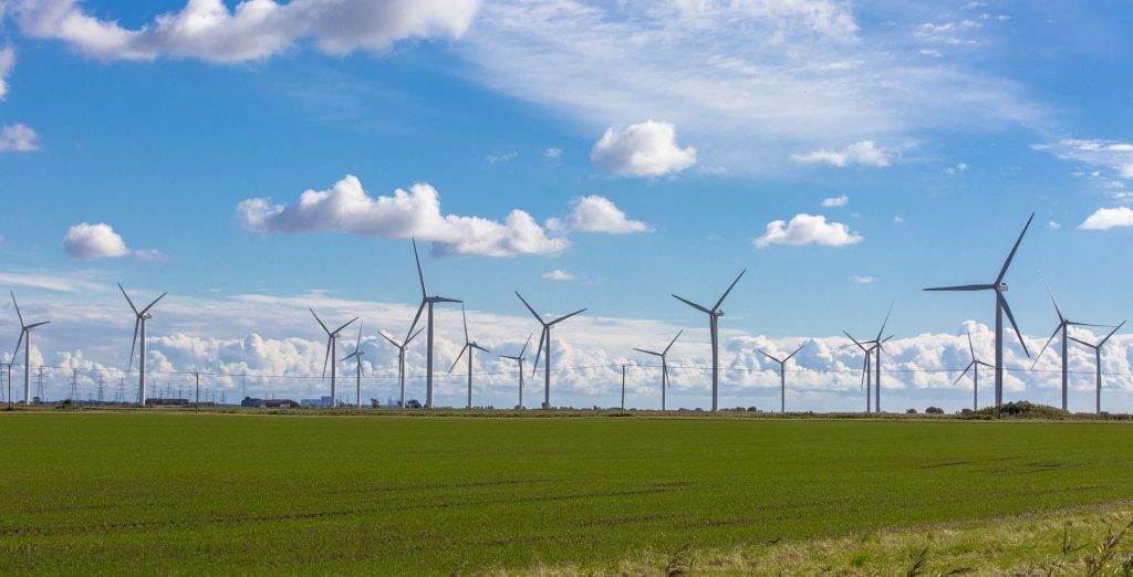 In den nächsten Jahren läuft die Nutzungsdauer einiger Windkraftanlagen ab, was das Recycling der GFK-Rotorblätter notwendig macht. (Quelle: Pixabay)