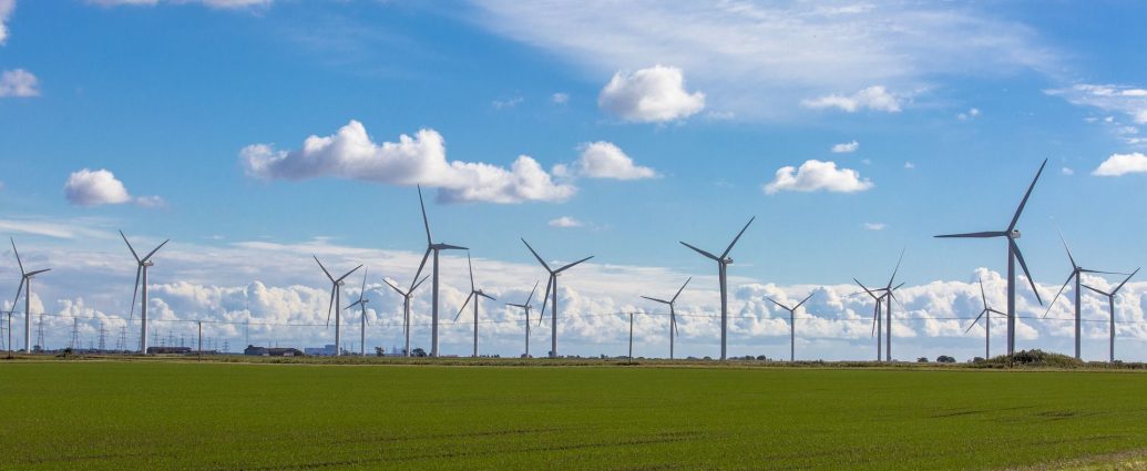 In den nächsten Jahren läuft die Nutzungsdauer einiger Windkraftanlagen ab, was das Recycling der GFK-Rotorblätter notwendig macht. (Quelle: Pixabay)