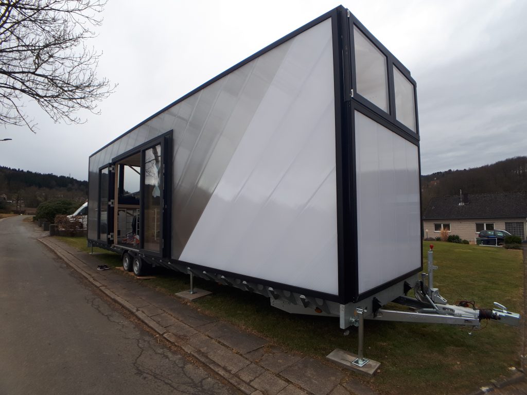 Der Anhänger bildet das Fundament eines jeden TechTinyHouse. Er wurde speziell für den Aufbau von Tiny Houses entwickelt und schließt optimal an das Ständerwerk an, damit das Tiny House eine solide Einheit bildet kann. (Quelle: TechTinyHouse)
