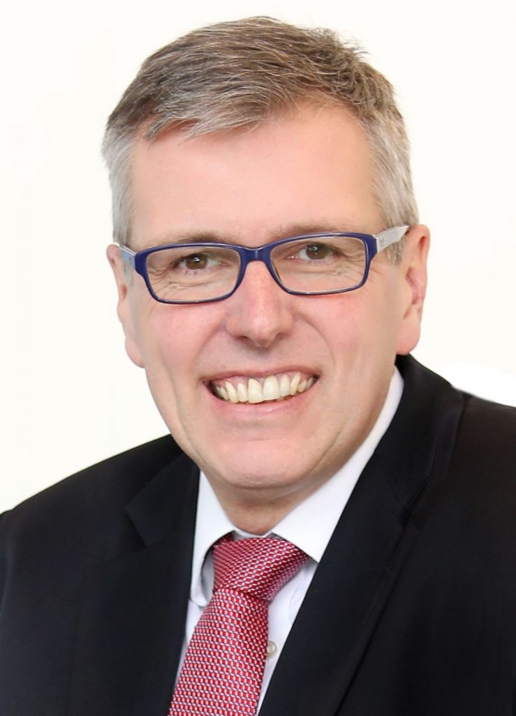 Dr. Holger Klein wurde vom Aufsichtsrat zum 1. Oktober als Vorstandsmitglied für Pkw-Fahrwerktechnik sowie den ZF-Aftermarket berufen. Der Wirtschaftsingenieur ist aktuell Leiter der Division Pkw-Fahrwerktechnik bei ZF und wird seinen Dienstsitz in Schanghai haben.