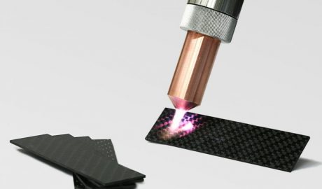 Plasmastrahl gerichtet auf einen CFK Probekörper